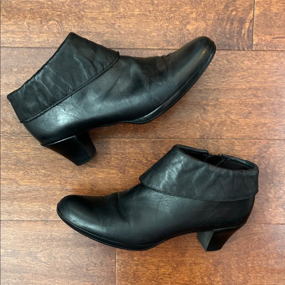 Munro Grace Women’s Black Leather Fold Over Booties, Size 8